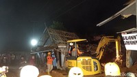 Evakuasi puing-puing rumah masih terus dilakukan.