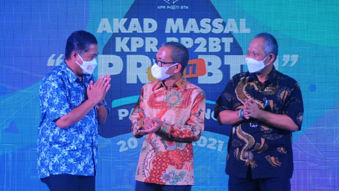 Akad Massal KPR BTN Direktur Consumer and Commercial Lending Bank BTN Hirwandi Gafar berbincang dengan Pj Sekda Sumatera Selatan Supriono, Dirjen Pembiayaan Infrastruktur Kementerian PUPR Herry Trisaputra Zuna dan Komisioner BP Tapera Adi Setianto dalam acara Akad Kredit Massal KPR BP2BT di Perumahan Dream Land II, Kabupaten Banyuasin, Palembang, Sumatera Selatan, Sabtu (20/11/2021). Bank BTN menggelar Akad Massal KPR BP2BT yang dilakukan secara serentak di Indonesia dengan target 11 ribu unit rumah untuk menyukseskan program Pembangunan Sejuta Rumah. Acara ini merupakan rangkaian kegiatan HUT KPR BTN ke-45 yang diperingati setiap tanggal 10 Desember.