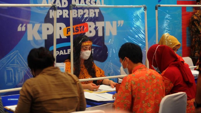 Akad Massal KPR BTN Direktur Consumer and Commercial Lending Bank BTN Hirwandi Gafar berbincang dengan Pj Sekda Sumatera Selatan Supriono, Dirjen Pembiayaan Infrastruktur Kementerian PUPR Herry Trisaputra Zuna dan Komisioner BP Tapera Adi Setianto dalam acara Akad Kredit Massal KPR BP2BT di Perumahan Dream Land II, Kabupaten Banyuasin, Palembang, Sumatera Selatan, Sabtu (20/11/2021). Bank BTN menggelar Akad Massal KPR BP2BT yang dilakukan secara serentak di Indonesia dengan target 11 ribu unit rumah untuk menyukseskan program Pembangunan Sejuta Rumah. Acara ini merupakan rangkaian kegiatan HUT KPR BTN ke-45 yang diperingati setiap tanggal 10 Desember.