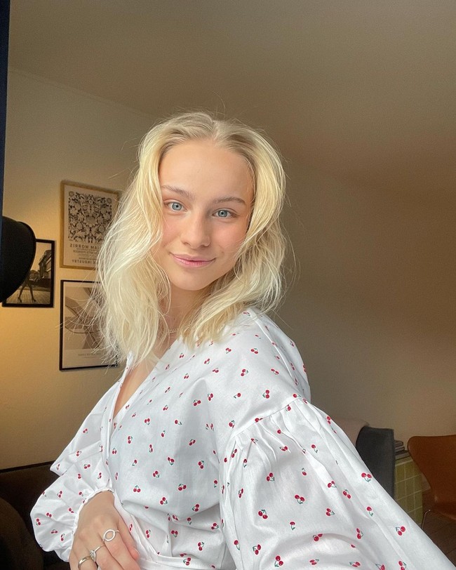 Tak sedikit yang berkomentar bahwa wanita berambut pirang tersebut mirip model bahkan boneka Barbie. Foto: Instagram @alexandraboje