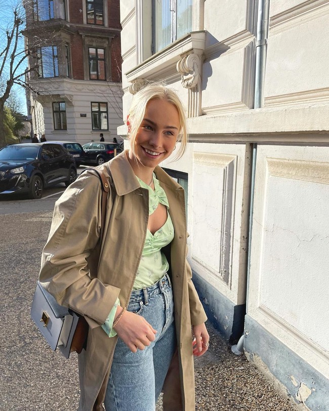 Begini potretnya stylish-nya ketika tidak sedang berlaga di lapangan badminton. Foto: Instagram @alexandraboje