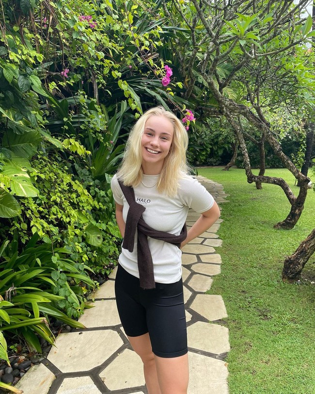 Dalam sebuah foto, ia memperlihatkan senyum manis ketika berada di hotel tempat menginap para atlet Indonesia Masters di Bali. Meski penampilannya kasual dan sederhana, Alexandra tampak menawan. Foto: Instagram @alexandraboje