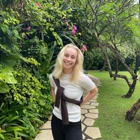 Dalam sebuah foto, ia memperlihatkan senyum manis ketika berada di hotel tempat menginap para atlet Indonesia Masters di Bali. Meski penampilannya kasual dan sederhana, Alexandra tampak menawan. Foto: Instagram @alexandraboje