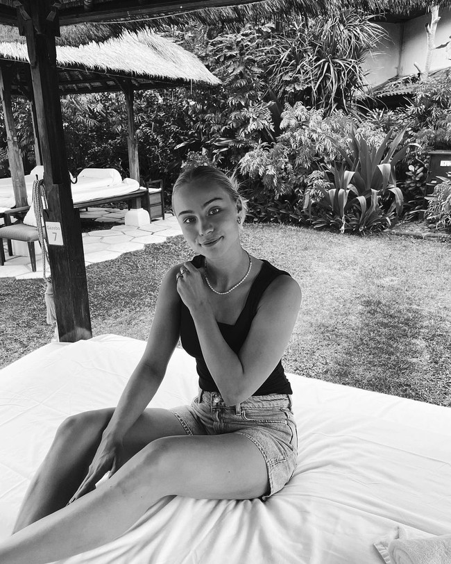 Di foto lain, Alexandra tampak bersantai di sebuah saung. Foto: Instagram @alexandraboje