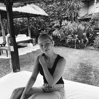 Di foto lain, Alexandra tampak bersantai di sebuah saung. Foto: Instagram @alexandraboje