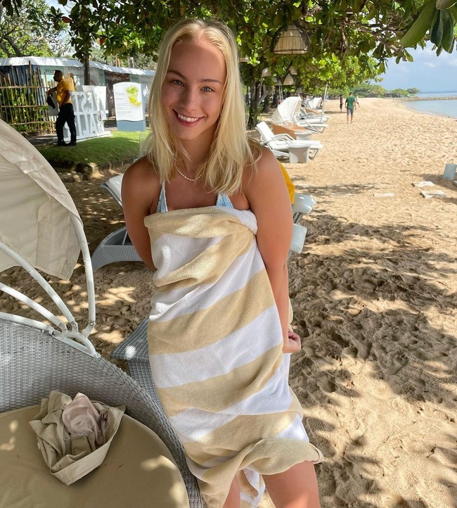 Berkunjung ke Bali tak lengkap jika tak main ke pantai. Wanita cantik ini pun menyempatkan diri untuk berenang di lautan pada pagi hari. Foto: Instagram @alexandraboje