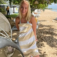 Berkunjung ke Bali tak lengkap jika tak main ke pantai. Wanita cantik ini pun menyempatkan diri untuk berenang di lautan pada pagi hari. Foto: Instagram @alexandraboje