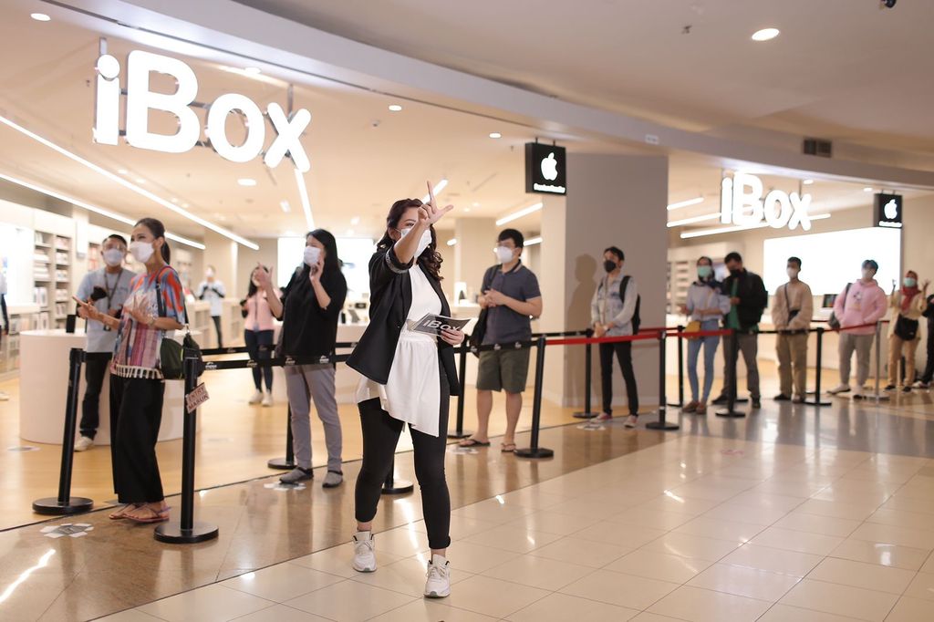 Antrean pembeli iPhone 13 di iBox Store.