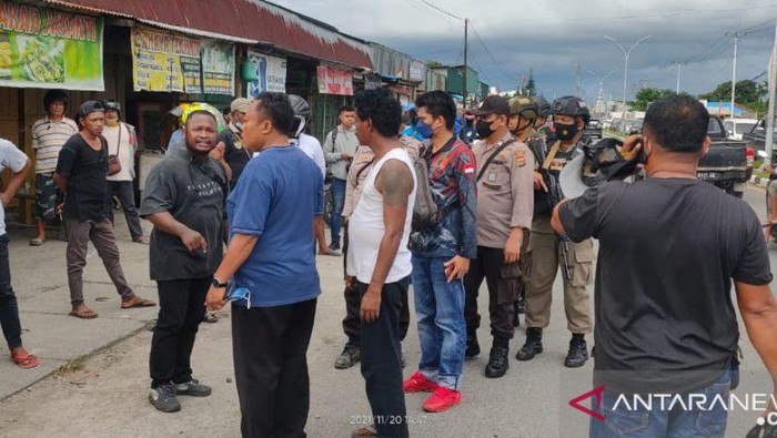 Aparat mendatangi lokasi bentrok antardua kelompok warga di sekitar Lapangan Jayanti, Jalan Yos Sudarso, Sempan, Timika, Sabtu (20/11/2021)