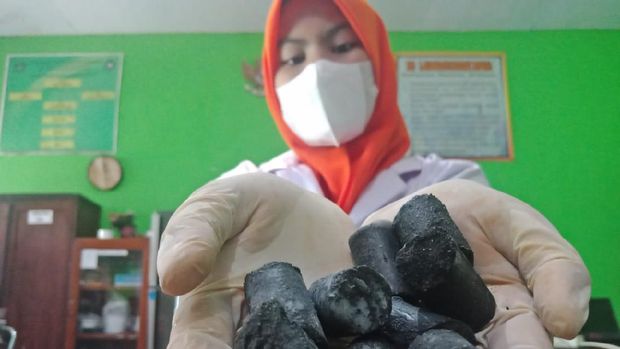Arang Briket Buatan Pelajar di Jombang Juara Olimpiade Sains Internasional, Kok Bisa?
