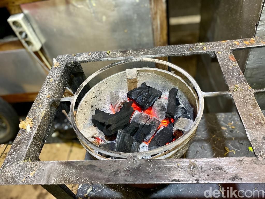 Jab Mebo Masih Pertahankan Masak Bakmi Jawa Pakai Api Kayu Mahoni