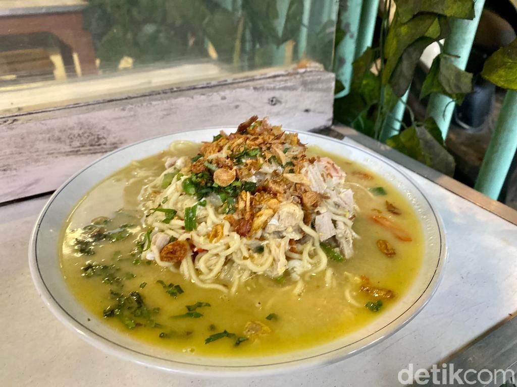 Jab Mebo Masih Pertahankan Masak Bakmi Jawa Pakai Api Kayu Mahoni