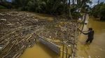 Sampah Hambat Aliran Sungai di Hulu Sungai Tengah