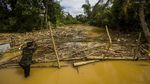 Sampah Hambat Aliran Sungai di Hulu Sungai Tengah