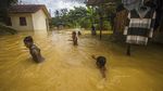 Sampah Hambat Aliran Sungai di Hulu Sungai Tengah