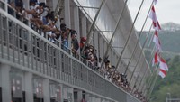 Penonton mengamati para kru tim bersiaga di paddock saat balapan pertama (race 1) kelas WorldSSP di Pertamina Mandalika International Street Circuit saat balapan WSBK seri Indonesia 2021 di Lombok Tengah, Nusa Tenggara Barat (NTB), Sabtu (20/11/2021). ANTARA FOTO/Andika Wahyu.