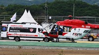 Selain itu, terlihat kru medis dengan kelengkapan seperti ambulans dan helikopter siaga selama jalannya WSBK. ANTARA FOTO/Andika Wahyu.
