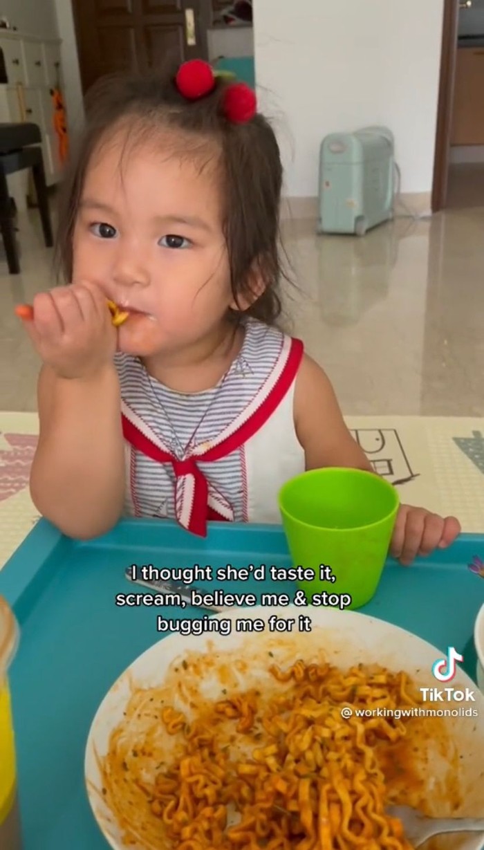 Bikin Gemas! Balita Ini Pura-pura Kuat Makan Mie Samyang Meski Kepedasan Bikin Gemas! Balita Ini Pura-pura Kuat Makan Mie Samyang Meski Kepedasan