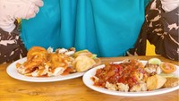 Untuk camilan, dr. Shindy doyan makan batagor dan siomay. Dua porsi makanan berbumbu kacang ini siap dinikmati sambil mengisi waktu santai.  Foto: Instagram @dr.shindyputri_