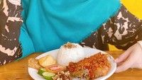 Sesekali, dr. Shindy juga tampak menikmati makanan Indonesia. Ia doyan banget makan ayam penyet dengan sambal super pedas. Seporsi nasi dengan ayam penyet pun siap dinikmati. Foto: Instagram @dr.shindyputri_