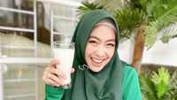 Minum susu di pagi hari menjadi rutinitas harian dr. Shindy. Ia juga menjelaskan kandungan susu serta manfaatnya untuk kesehatan tubuh.  Foto: Instagram @dr.shindyputri_