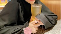 Dr. Shindy juga penggemar berat sushi. Ia pernah mengunggah foto saat makan di restoran sushi. Segelas ocha pun dipamerkan sebelum menu sushi pesanannya tiba. Foto: Instagram @dr.shindyputri_