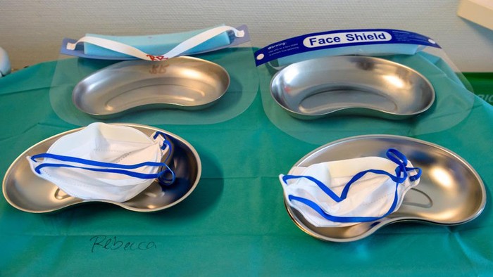 Corona di Jerman Memasuki Fase 'Darurat Nasional' LEIPZIG, GERMANY - NOVEMBER 18: FFP2 masks and face shields in the Covid-19 intensive care unit at University Hospital Leipzig on November 18, 2021 in Leipzig, Germany. Hospitals are coping with a high influx of patients as the fourth wave of the coronavirus pandemic is sending infection rates to new record highs in Germany. Saxony is especially hard hit, with an average of over 750 new cases per 100,000 over a seven-day period, the highest for any state nationwide. Germany's vaccination rate, currently at about 67% of the population, is low compared to many other EU countries. The vast majority of people currently being admitted to hospital with Covid are unvaccinated. (Photo by Jens Schlueter/Getty Images)