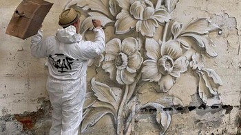 Ada bunga tumbuh di tembok. Foto: Instagram/scaf_oner