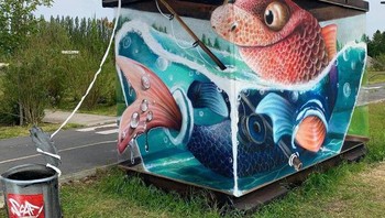 Dengan gambarnya ia mampu menciptakan gambar ilusi optik yang membuat objek gambarnya keluar dari dinding. (Foto: Instagram/scaf_oner)