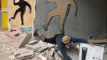 Gambar ini seolah ada orang menabrak tembok hingga tembus. Foto: Instagram/scaf_oner