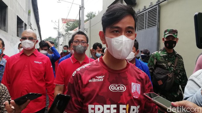 Walikota Solo, Gibran Rakabuming Raka, menjelang berlangsungnya Derby Indonesia antara Persib Bandung vs Persija Jakarta di Stadion Manahan Solo, Sabtu 20 November 2021.