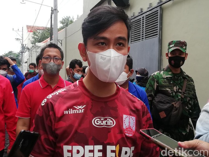 Walikota Solo, Gibran Rakabuming Raka, menjelang berlangsungnya Derby Indonesia antara Persib Bandung vs Persija Jakarta di Stadion Manahan Solo, Sabtu 20 November 2021.