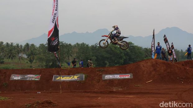 Ratusan pembalap motor ikuti kejuaraan daerah bertajuk Grasstrack Motocross 2021. Perlombaan digelar di Kabupaten Jepara, Jawa Tengah, Sabtu 20 November 2021.