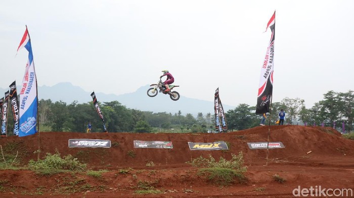 Ratusan pembalap motor ikuti kejuaraan daerah bertajuk Grasstrack Motocross 2021. Perlombaan digelar di Kabupaten Jepara, Jawa Tengah, Sabtu 20 November 2021.
