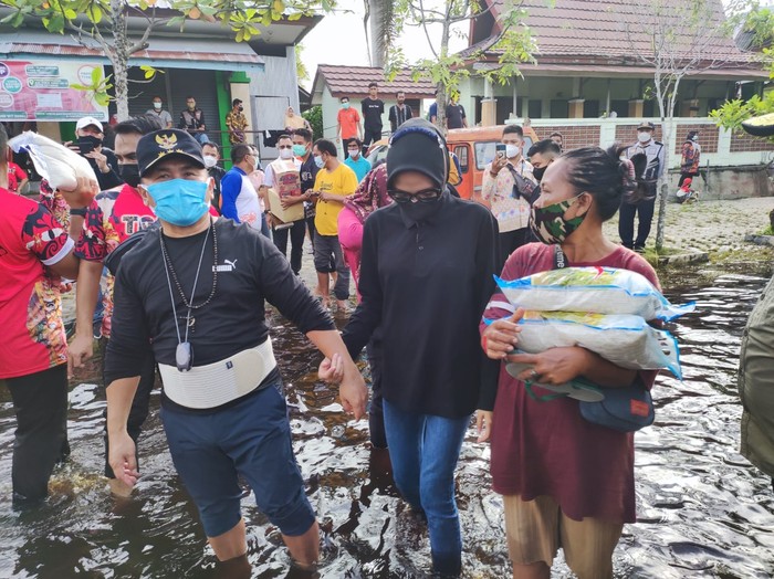 Gubernur Beri Bantuan Sembako-Obat ke Korban Banjir Palangka Raya