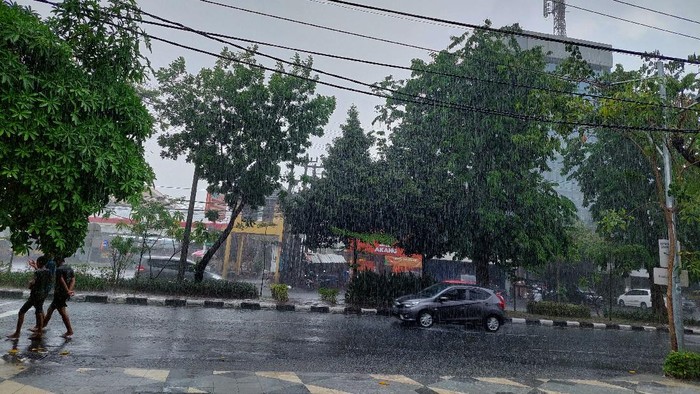 hujan di surabaya