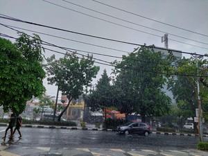 Libur Weekend, Waspadai Hujan Deras Disertai Petir dan Angin Kencang