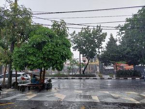 BMKG Prakirakan Cuaca Buruk Terjadi Mulai Pagi-Malam di Jatim