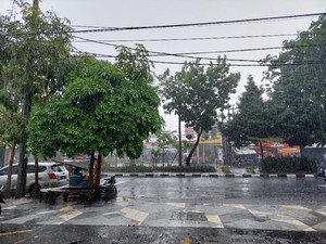 BMKG Prakirakan Cuaca Buruk Terjadi Mulai Pagi-Malam di Jatim