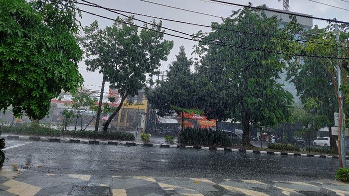 hujan di surabaya