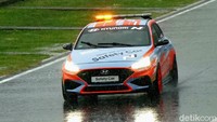 Hyundai i30 Fastback pun terhitung lebih dari lima kali memutari Sirkuit Mandalika di hari pertama race kelas utama WSBK. Akhirnya balapan ditunda hingga Minggu dengan menghilangkan putaran superpole race. Foto: Ridwan Arifin