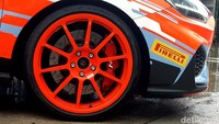 Karakter sport-nya dipertegas dengan penggunaan velg 19 inch berwarna oranye pada bagian depan. Foto: Ridwan Arifin