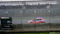 Dalam ajang gelaran WSBK race pertama yang diguyur hujan, Hyundai i30 Fastback N wara-wiri memastikan kondisi jalan aman untuk dilalui pebalap. Foto: Ridwan Arifin