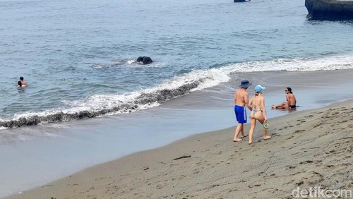 Ilustrasi Wisatawan di Pantai Canggu Bali. Usai pemberlakuan PPKM di beberapa wilayah Indonesia, ternasuk Bali, kawasan wisata di pulau dewata Bali Mati total. Kini sedikit dan perlahan mulai hidup kembali.