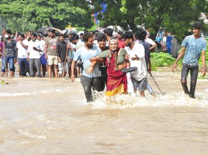 Setelah Suhu Panas 48 Derajat Celcius, Kini India Dilanda Banjir