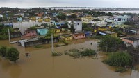 Seperti dilansir AFP, Sabtu (20/11/2021), tim penyelamat mengevakuasi belasan jenazah setelah tiga bus hanyut terbawa arus banjir bandang di wilayah Andhra Pradesh pada Jumat (19/11) waktu setempat.