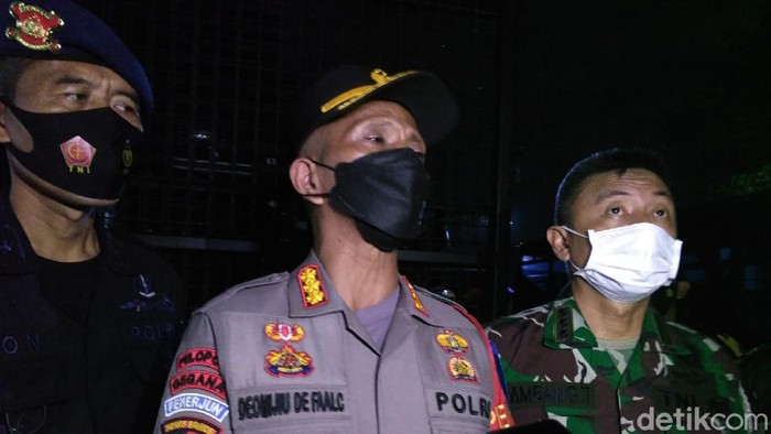 Kapolres Metro Tangerang Kota, Kombes Deonijiu De Fatima mengamankan lokasi bentrok ormas di Ciledug
