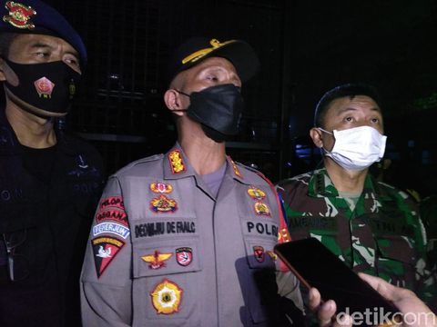 Kapolres Metro Tangerang Kota, Kombes Deonijiu De Fatima mengamankan lokasi bentrok ormas di Ciledug