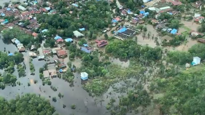 Kepala Badan Nasional Penanggulangan Bencana (BNPB) Mayjen TNI Suharyanto meninjau kondisi banjir di Sintang, Kalimantan Barat. Ia berharap banjir segera bisa diselesaikan.