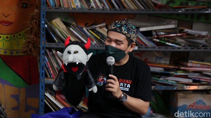 Sebuah pos ronda di kawasan Cakung, Jakarta, disulap menjadi perpustakaan mini. Hal itu dilakukan demi meningkatkan literasi anak-anak.